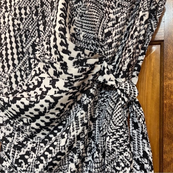 MNG by Mango Dress Sleeveless V- Neck‎ Sz 10 EUC Blk & Wht Print - Picture 4 of 11